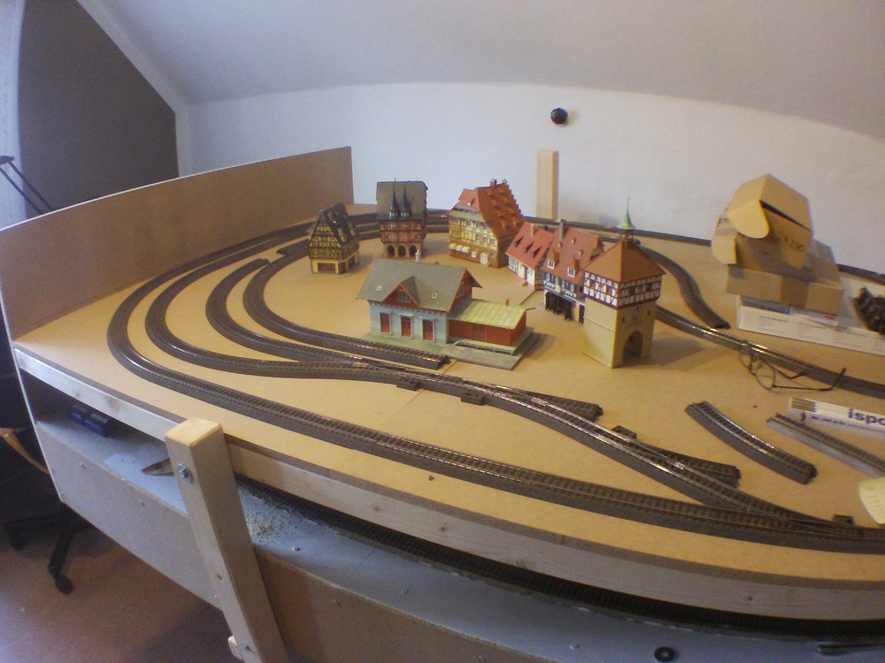 Bild "Hobbies:2015_obere_Ebene_Maerklin_C-Gleis_Faller_Bausatz_Aldi_Stellprobe_4.JPG"