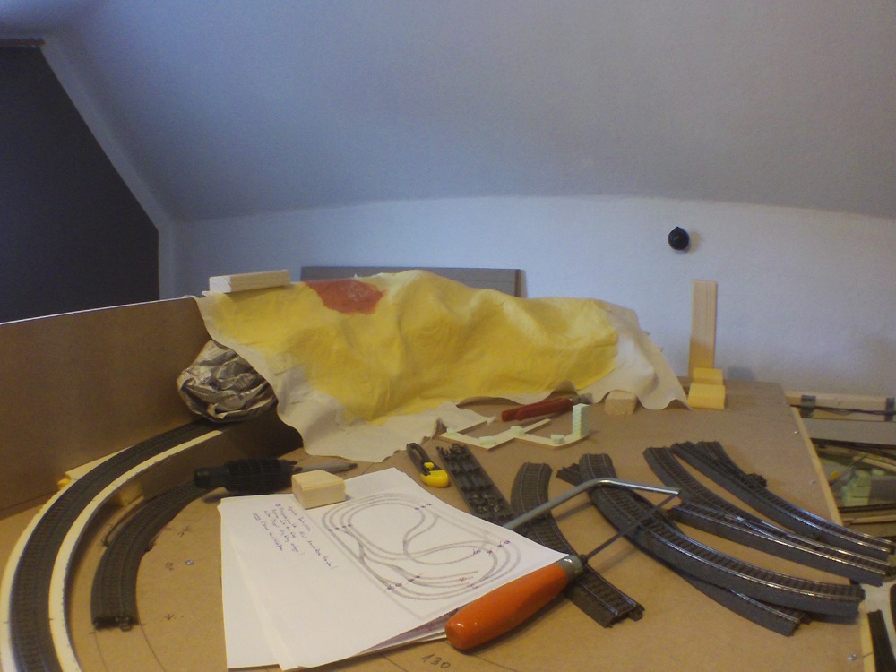Bild "Hobbies:2015_obere_Ebene_Probeaufbau_linker_Tunnel_Abfahrt_zur_unteren_Ebene_1.JPG"