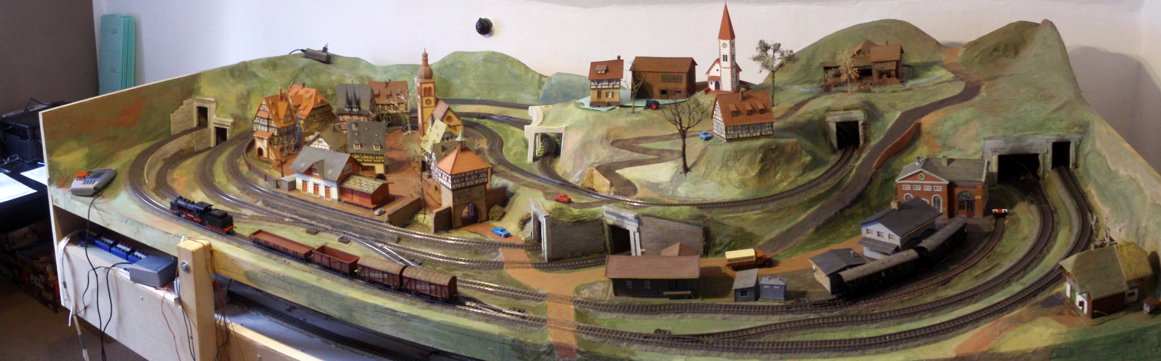 Bild "Hobbies:2017_01_Panorama_Basteleisenbahn.jpg"